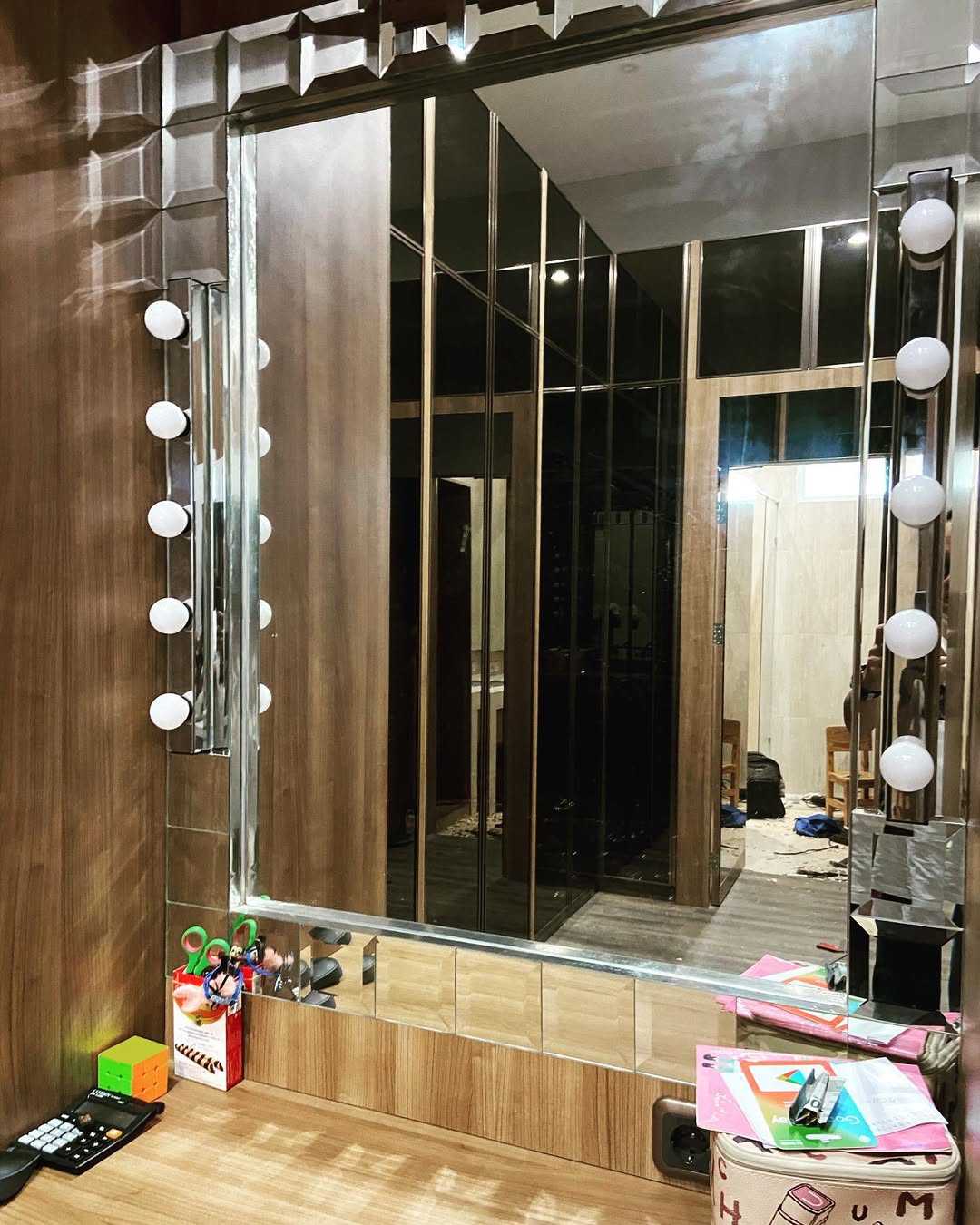 kaca dinding ruangan