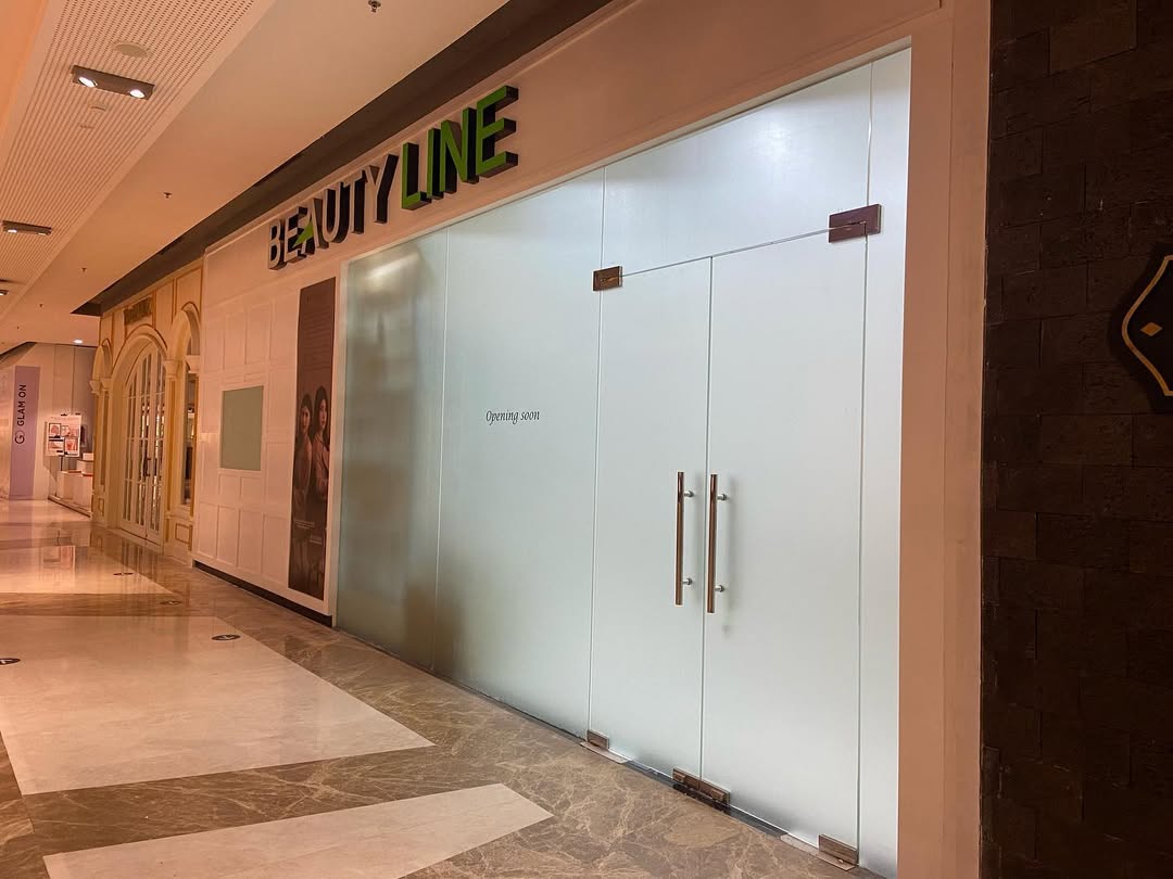 tempered Glass Shop front partition02